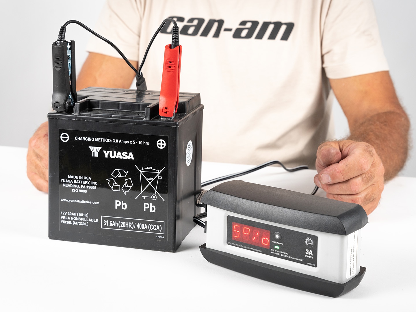 Hoe kan ik de batterij van mijn Can-Am ATV of SSV opladen?