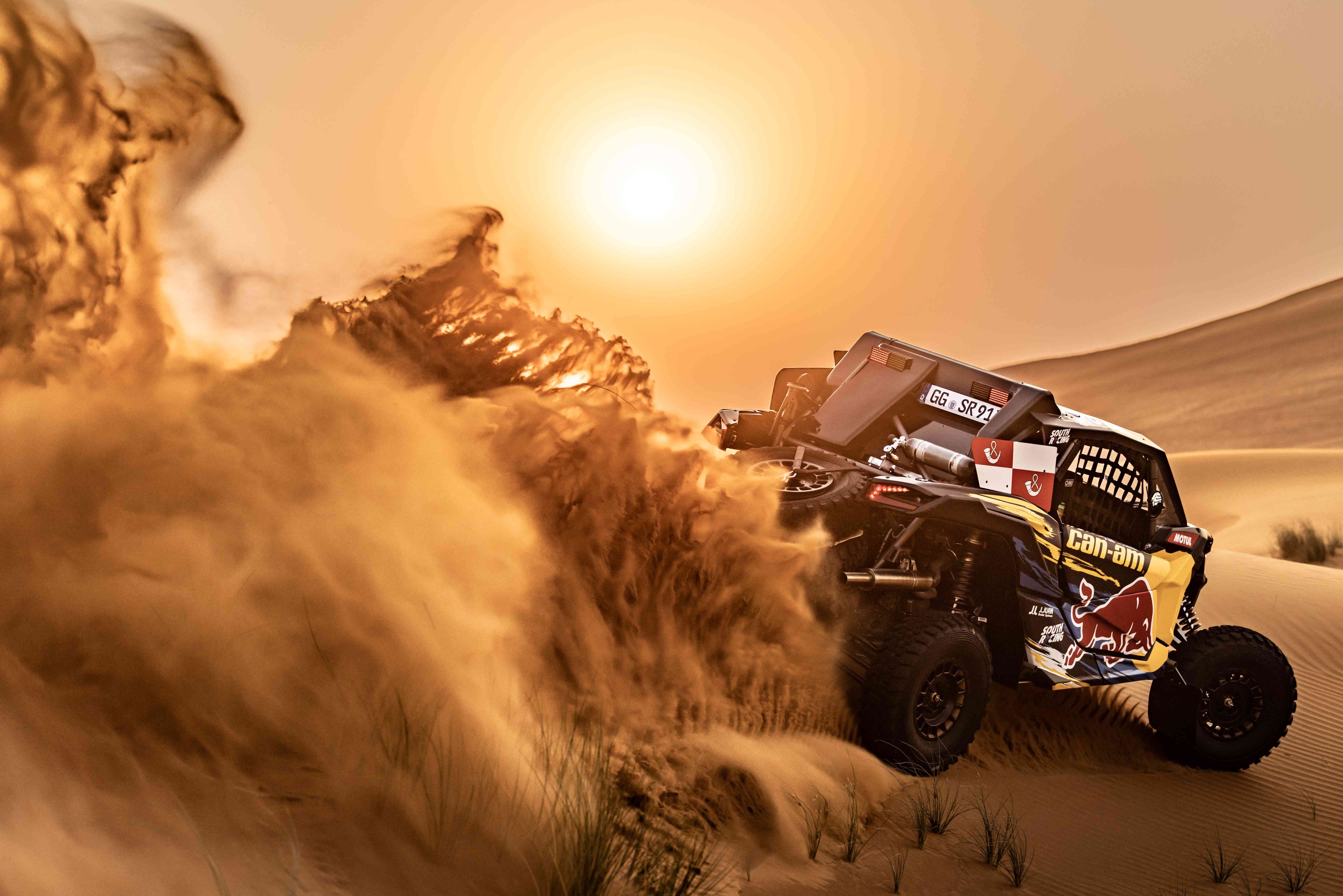 Auto wirft Sand beim Wenden in der Wüste