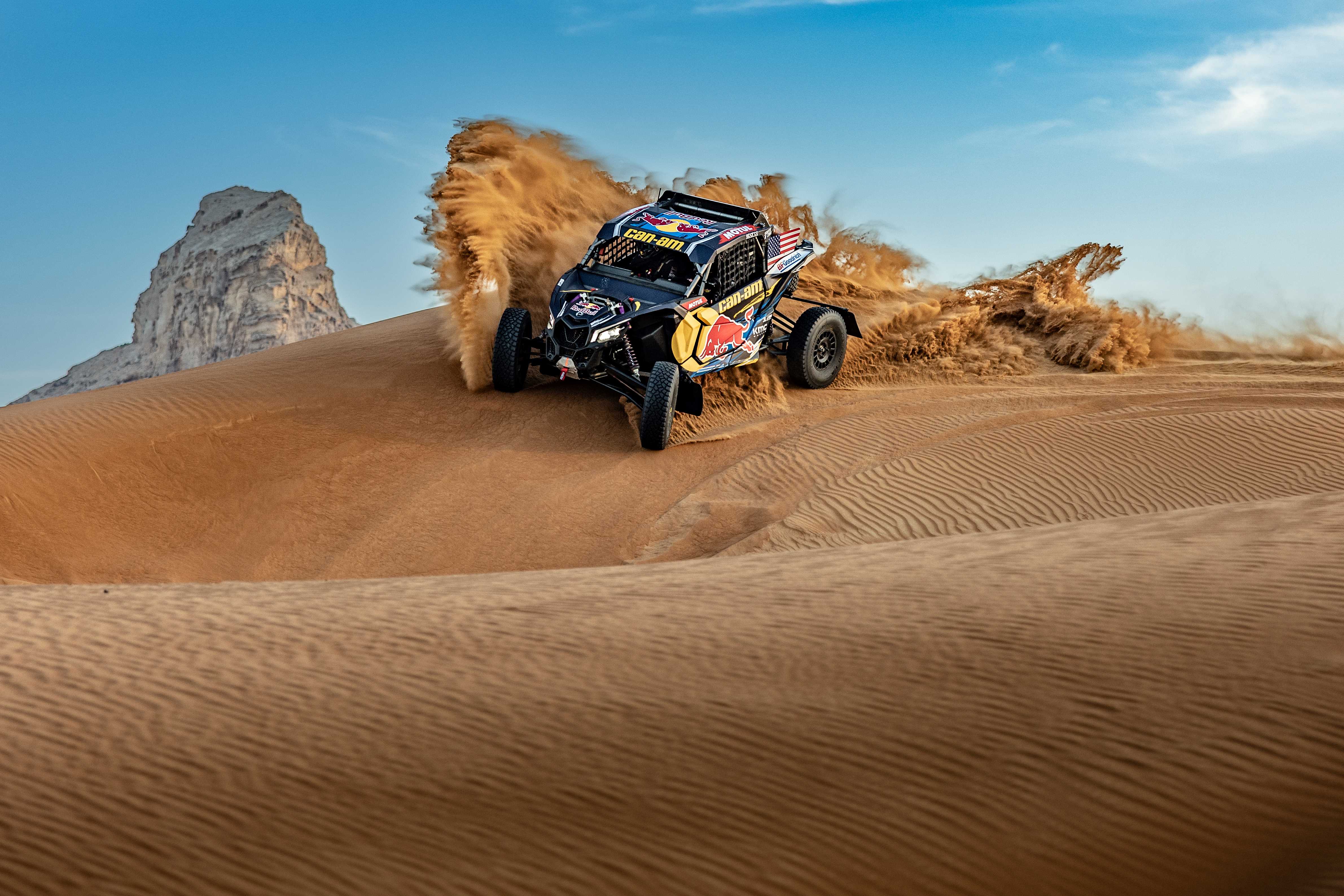Maverick montando una duna de arena en Arabia Saudita