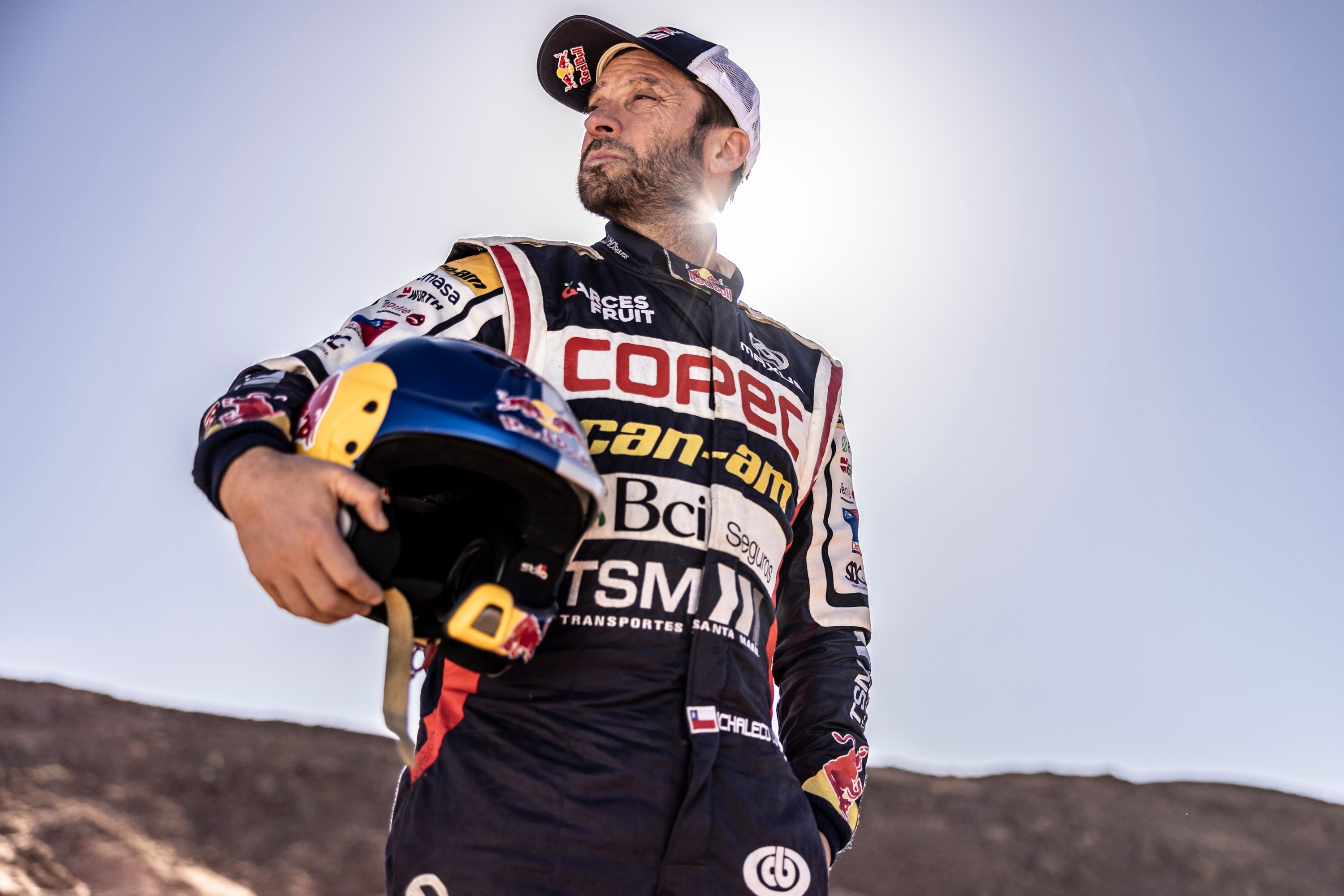 Francisco "Chaleco" López usando su casco durante el Dakar 2023