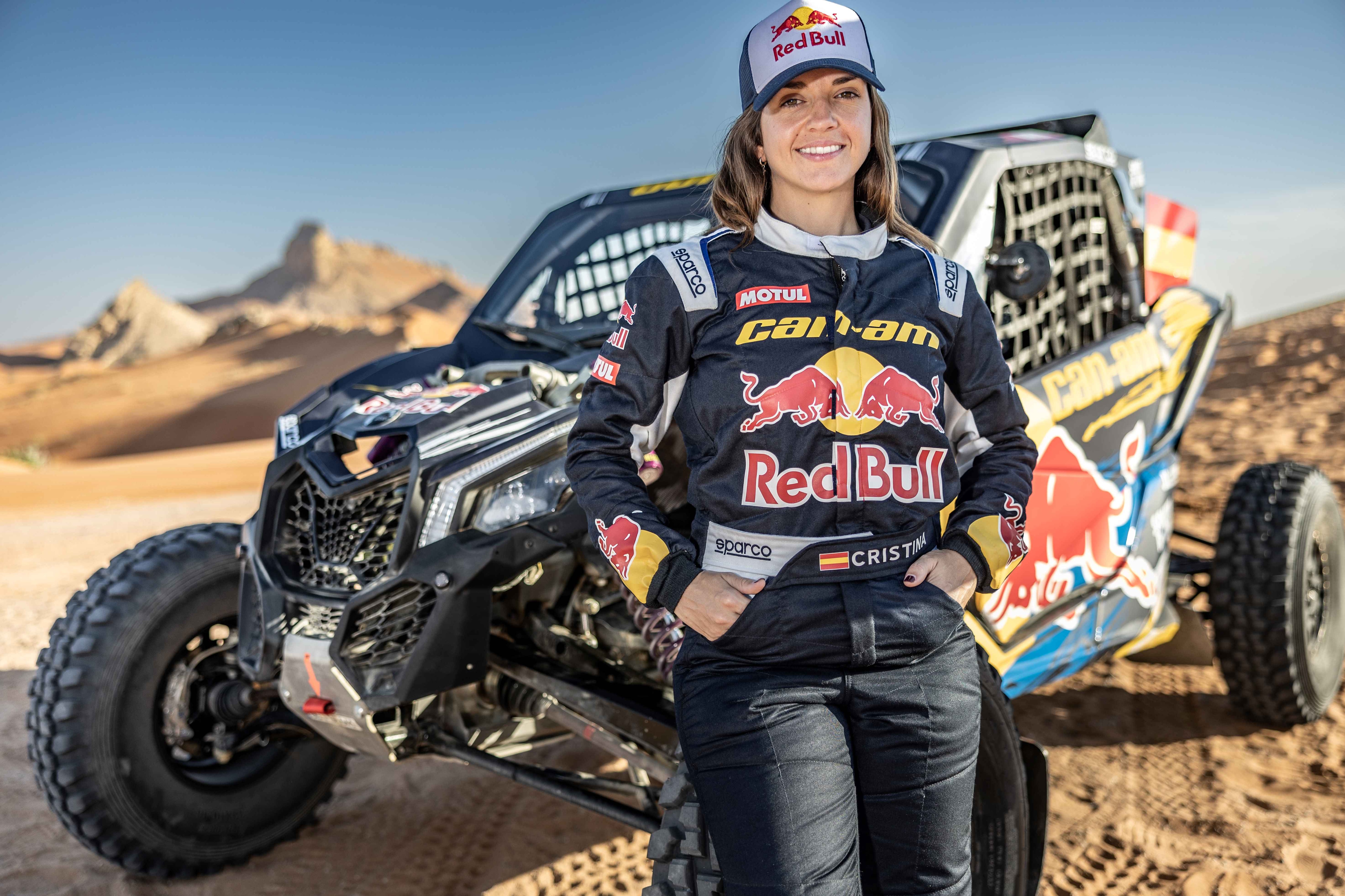 Cristina Gutiérrez frente a su vehículo Maverick durante el Dakar 2023