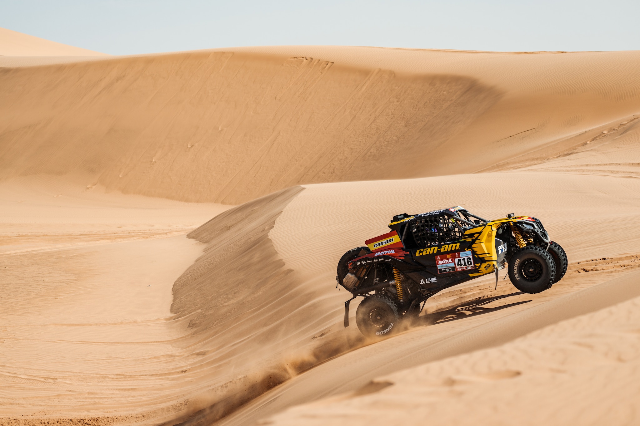 Maverick montando una duna de arena en el desierto