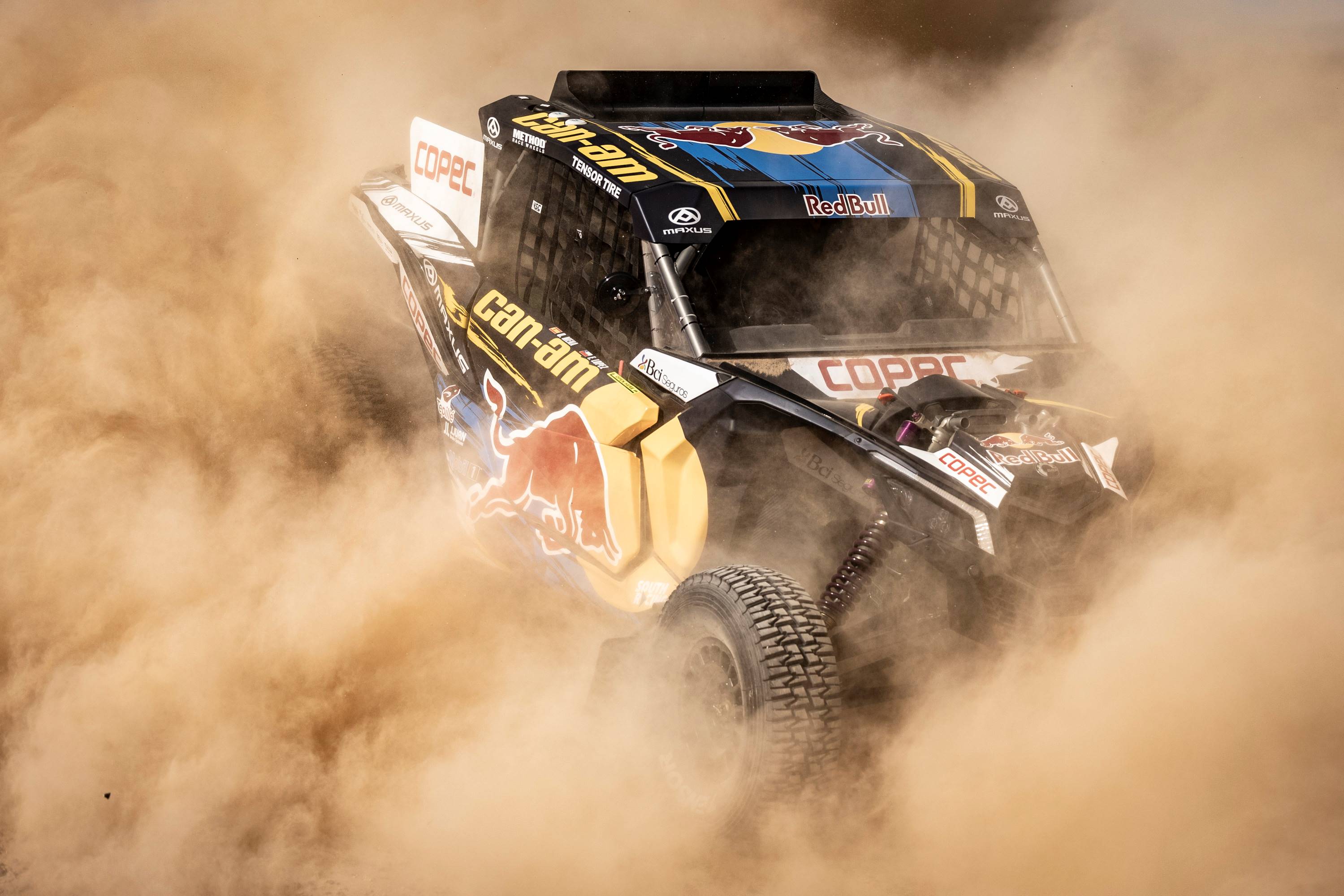 Maverick x3 en el desierto saudí rodeado de polvo