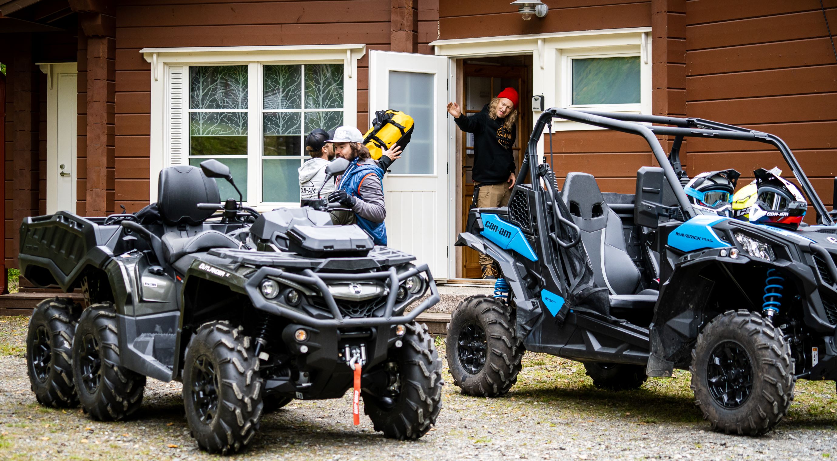 Männer bereiten sich auf eine Fahrt mit Can-Am ATV- und SSV-Fahrzeugen vor