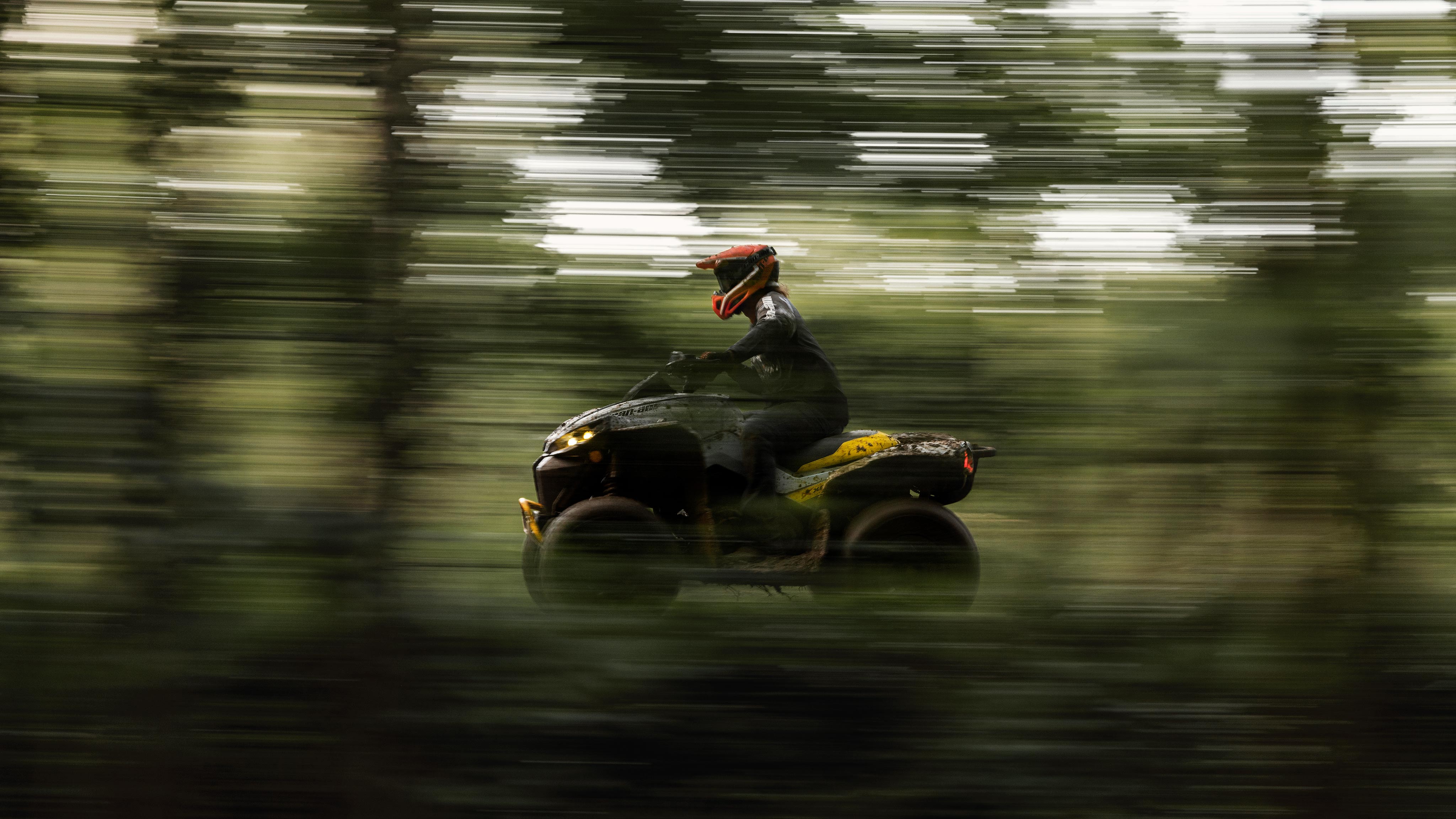 Persoon die rijdt op een Can-Am Outlander ATV met hoge snelheid