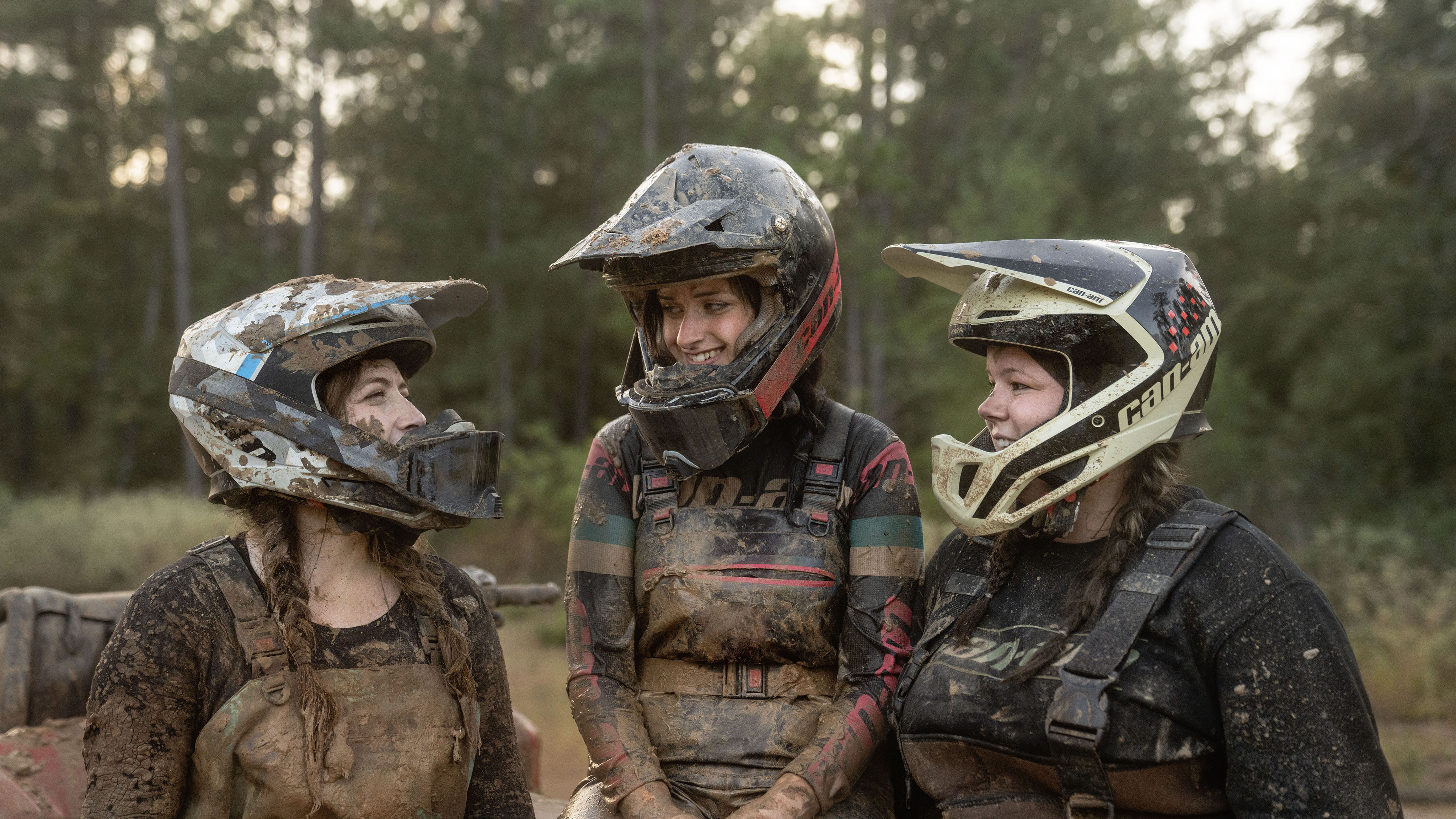 三位 ATV 女车手戴着 Can-Am Pyra 头盔和 Can-Am Flint Dune 护目镜。