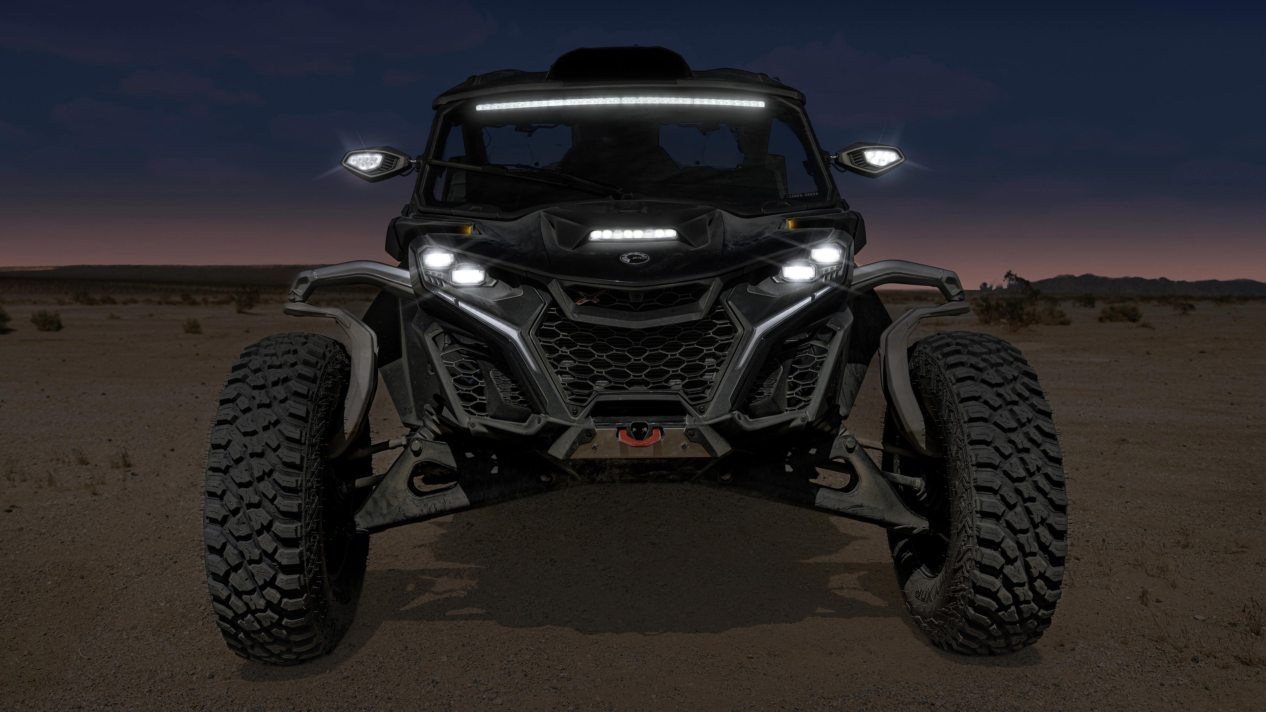 De nieuwe Maverick R SSV voertuigen in de woestijn