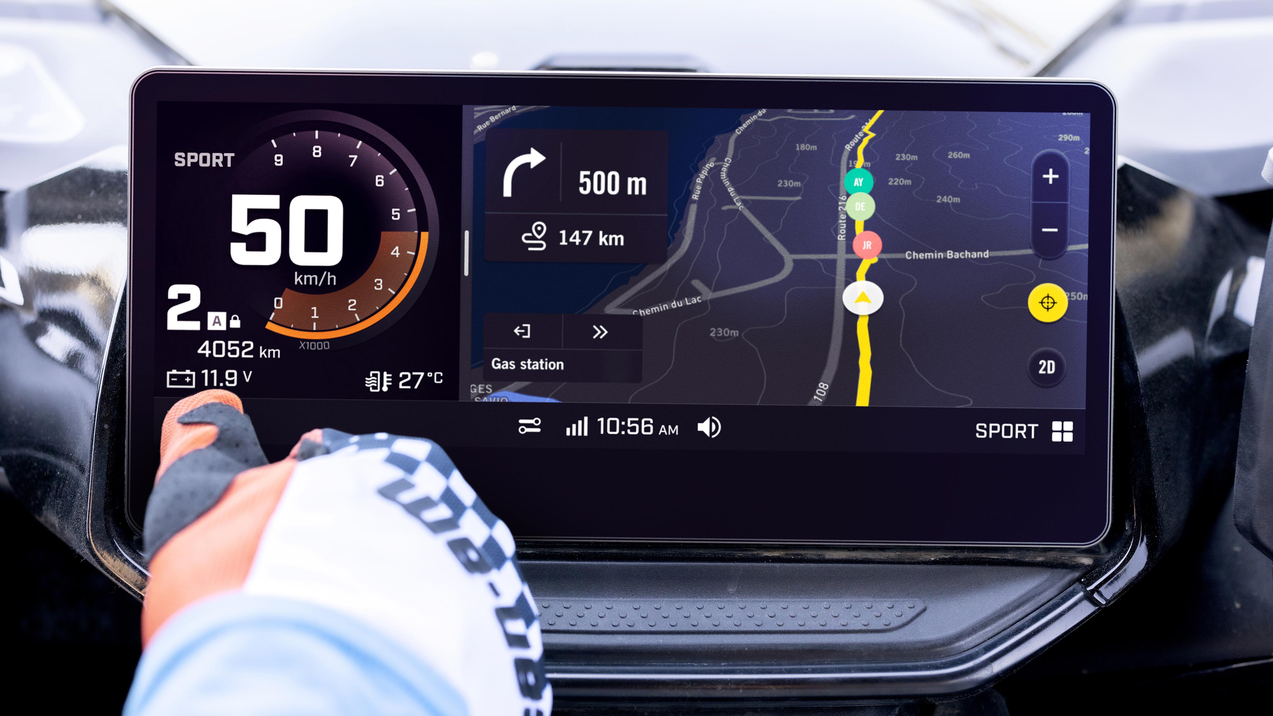 Bestuurder gebruikt de GPS-navigatiefuncties van de BRP GO! app met het Can-Am touchscreen
