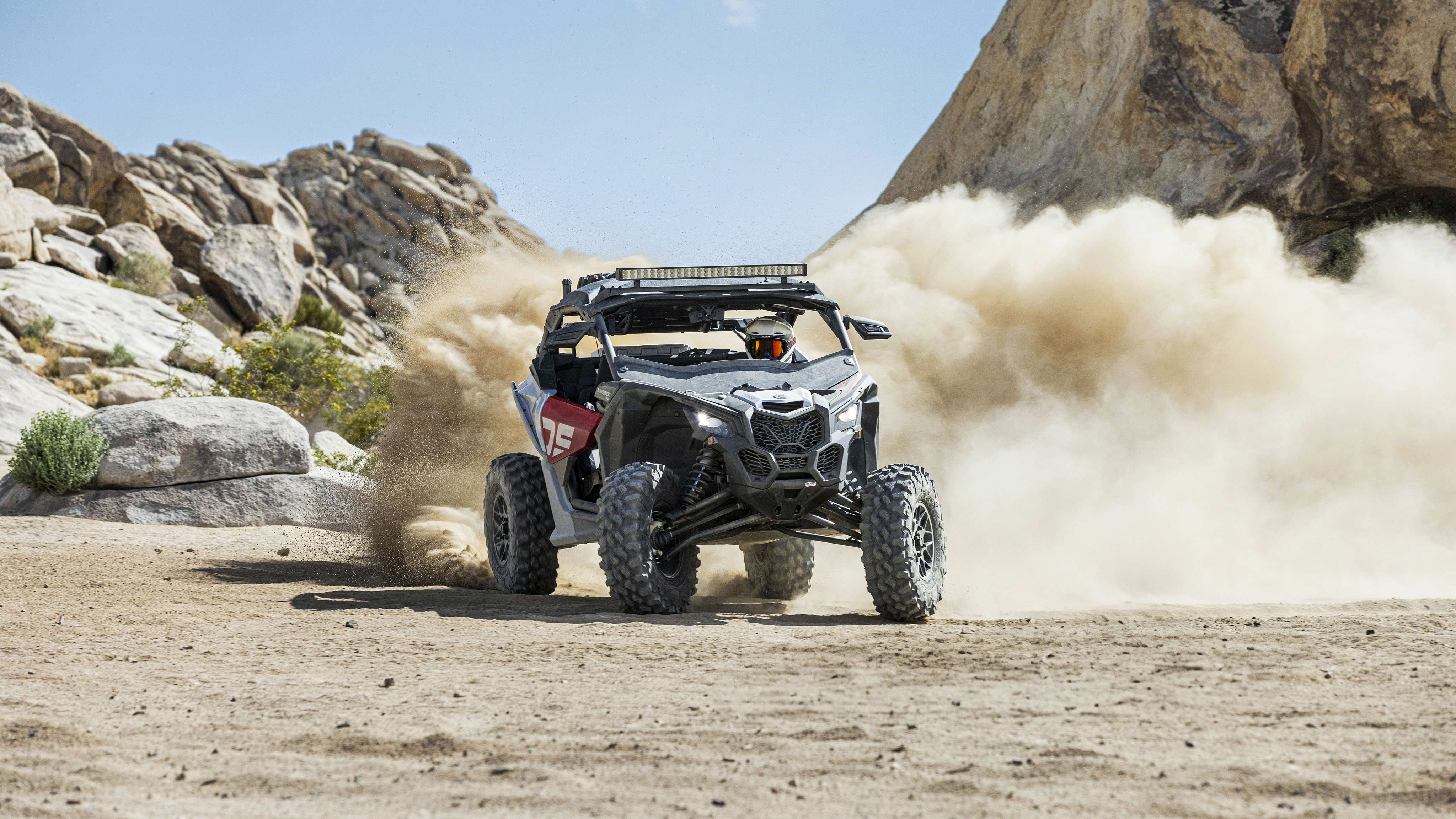 Maverick X3 DS Turbo rijden in de woestijn 