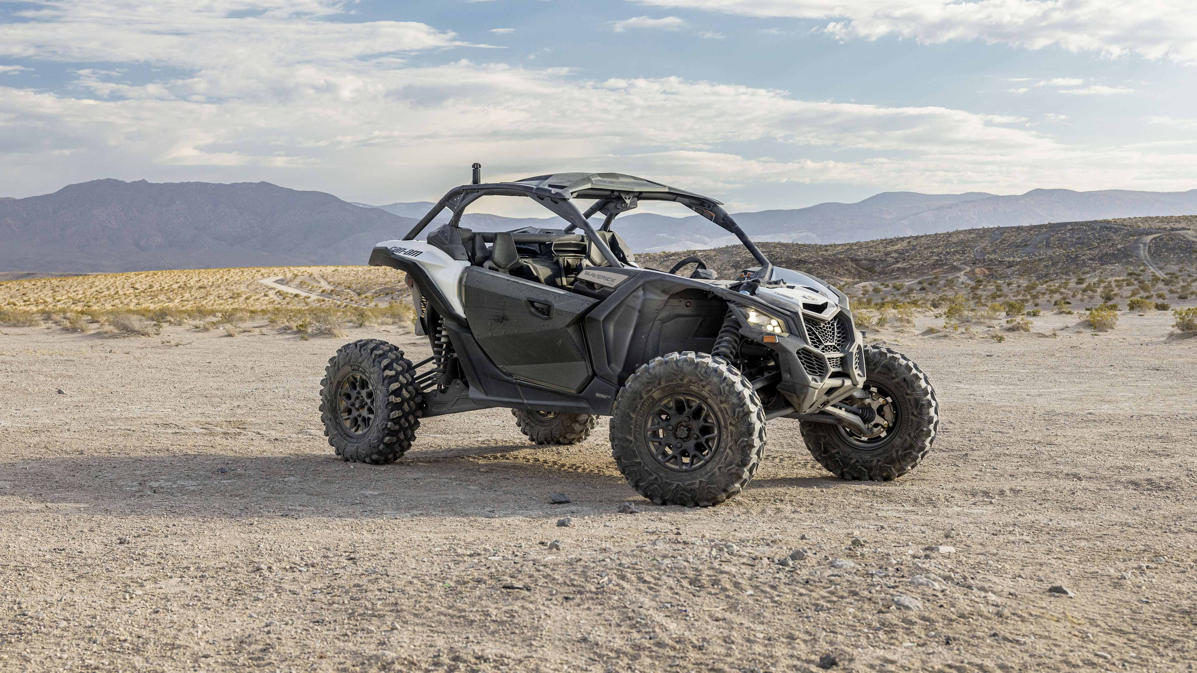 Sivunäkymä Can-Am Maverick X3 -ajoneuvosta aavikolla