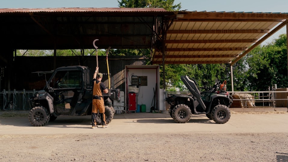 Fermier qui prépare ses VTTs Outlander de Can-am