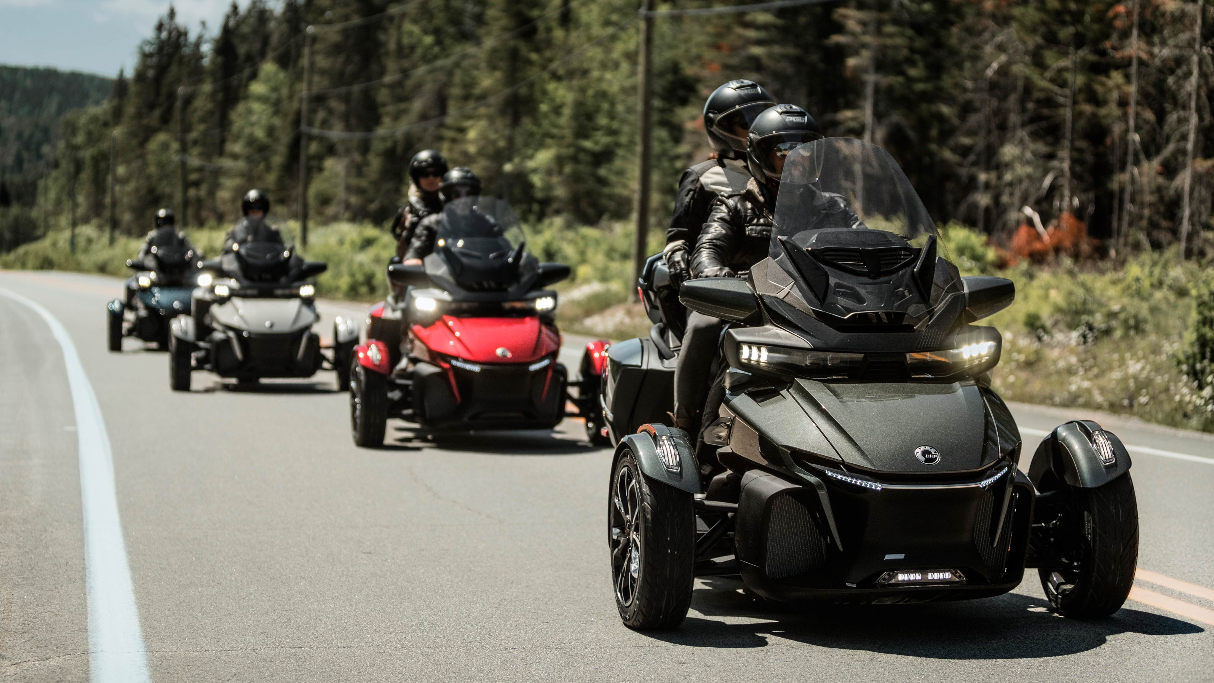 4 motos Can-Am Spyder RT 2020 roulant sur une route