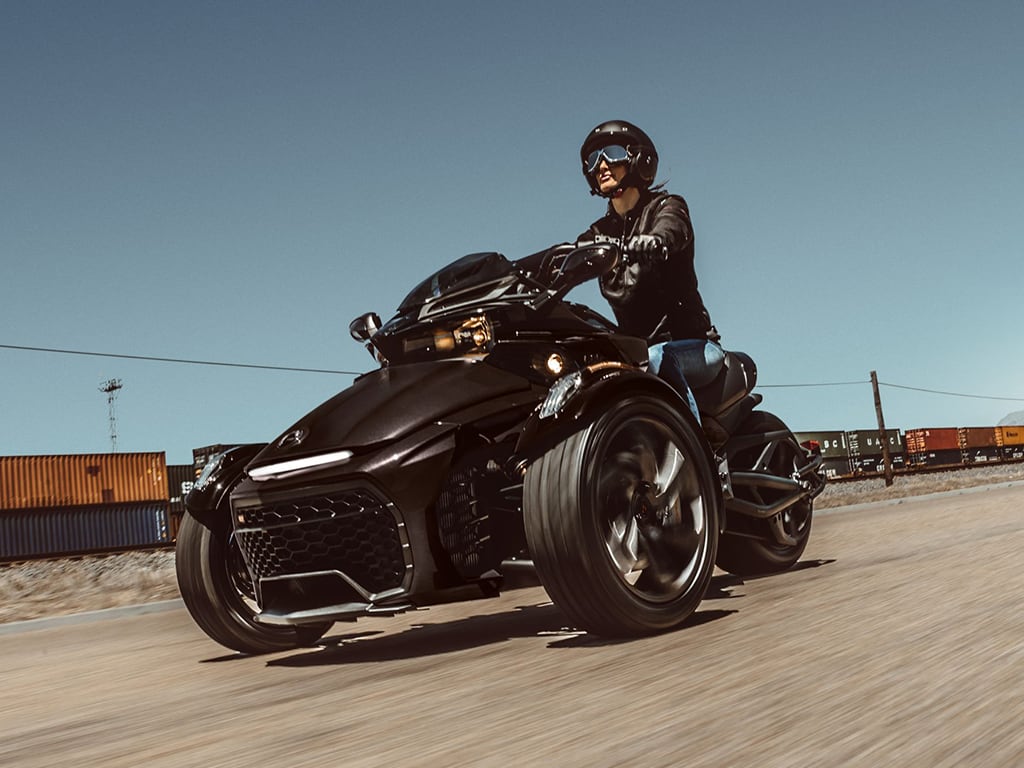 Donna in sella a Can-Am Spyder F3