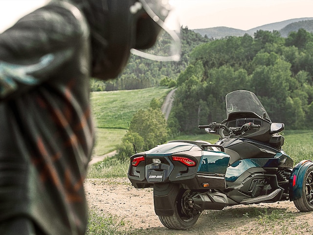 Un rider prépare son 3 roues Can-Am Spyder pour une balade