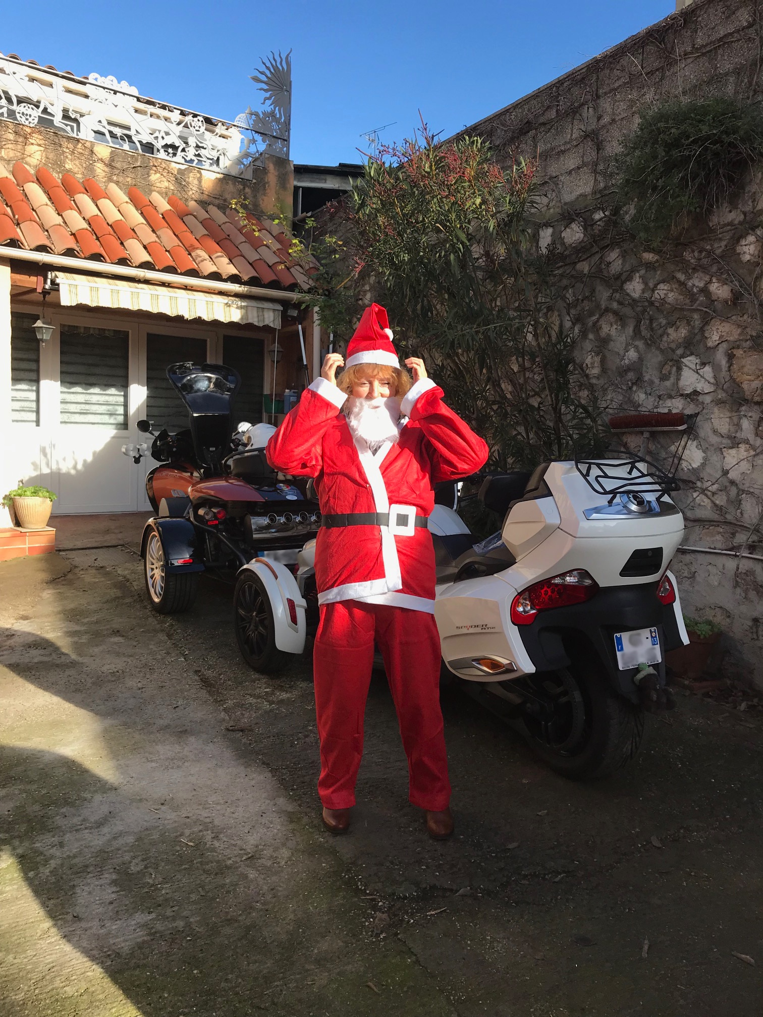 Nicole prête pour le Ride des Pères Noël en Spyder RTS