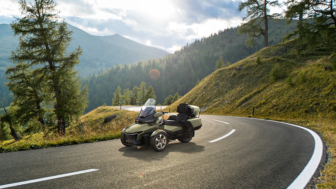 Can-Am Spyder RT Sea-to-Sky in front of mountains