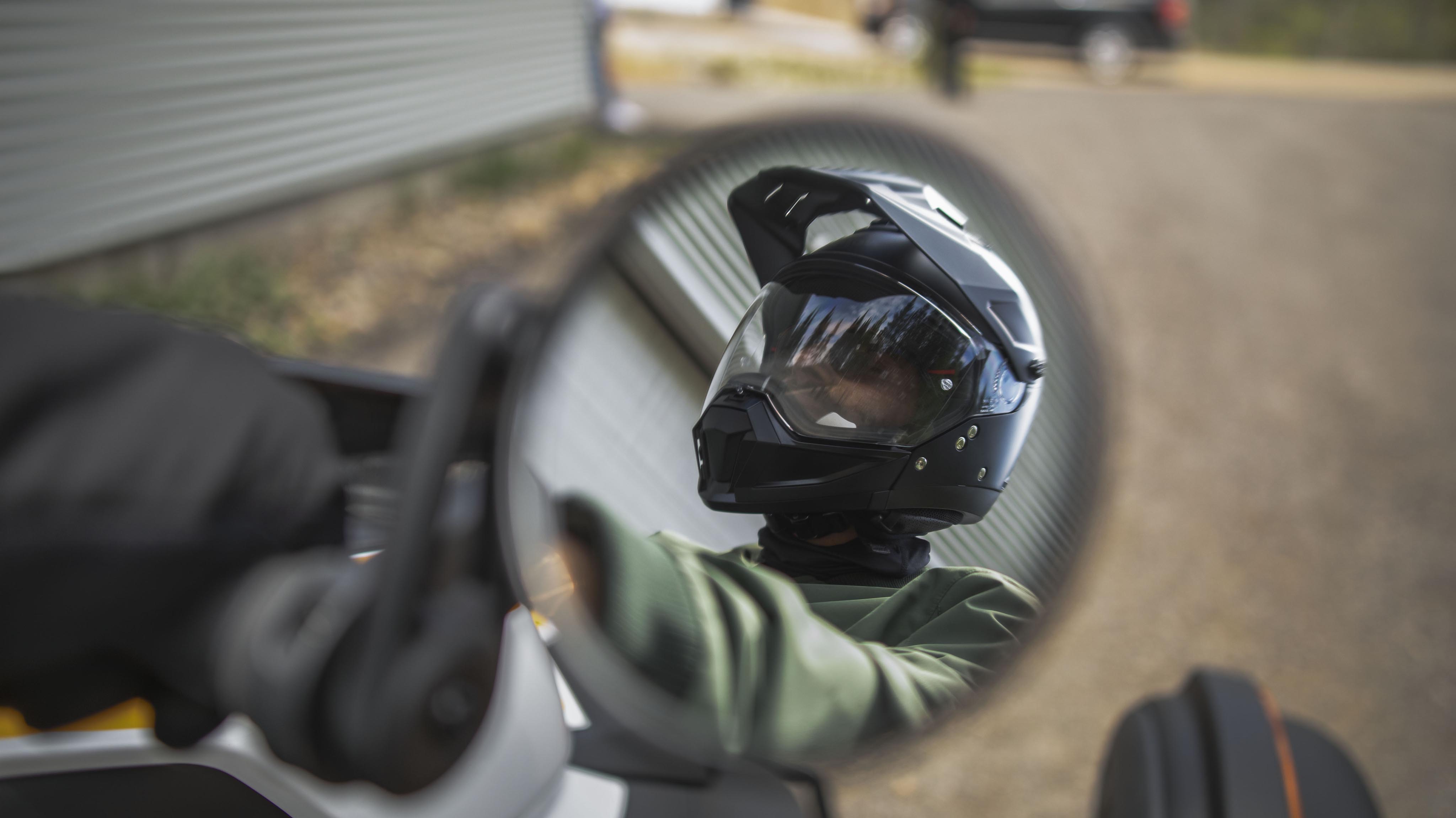 Can-Am Rallyヘルメットを装着している男性