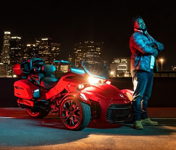 Man die naast een Can-Am Spyder F3 Limited Edition staat