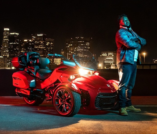 Man die naast een Can-Am Spyder F3 staat