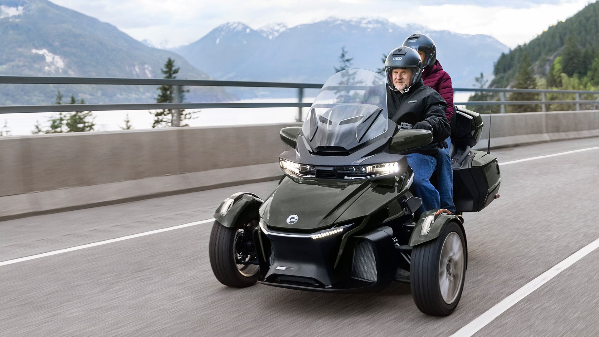 Couple riding on their Can-Am Spyder RT 2023