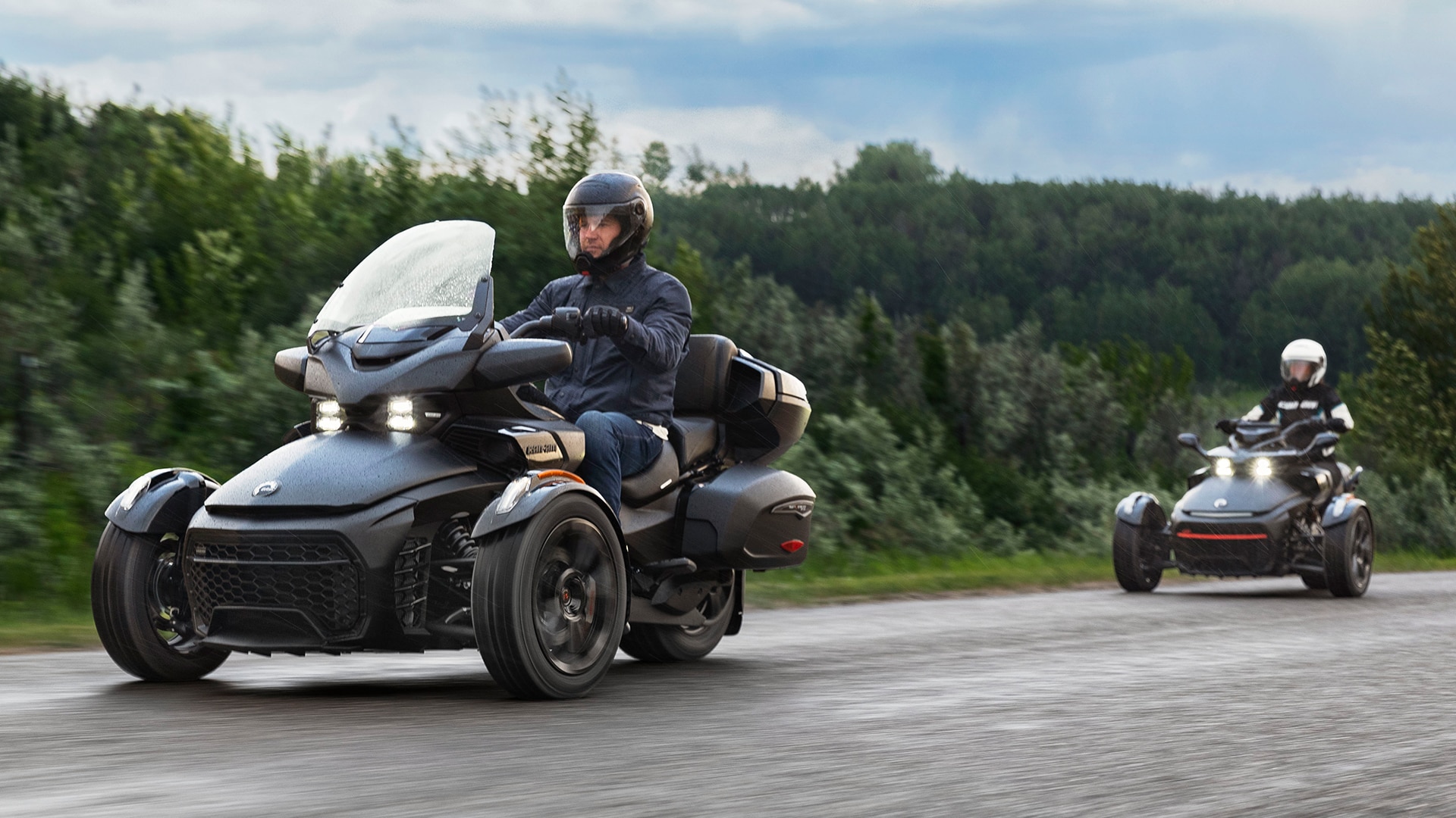 Dos aficionados a Can-Am conduciendo sus motos de 3 ruedas