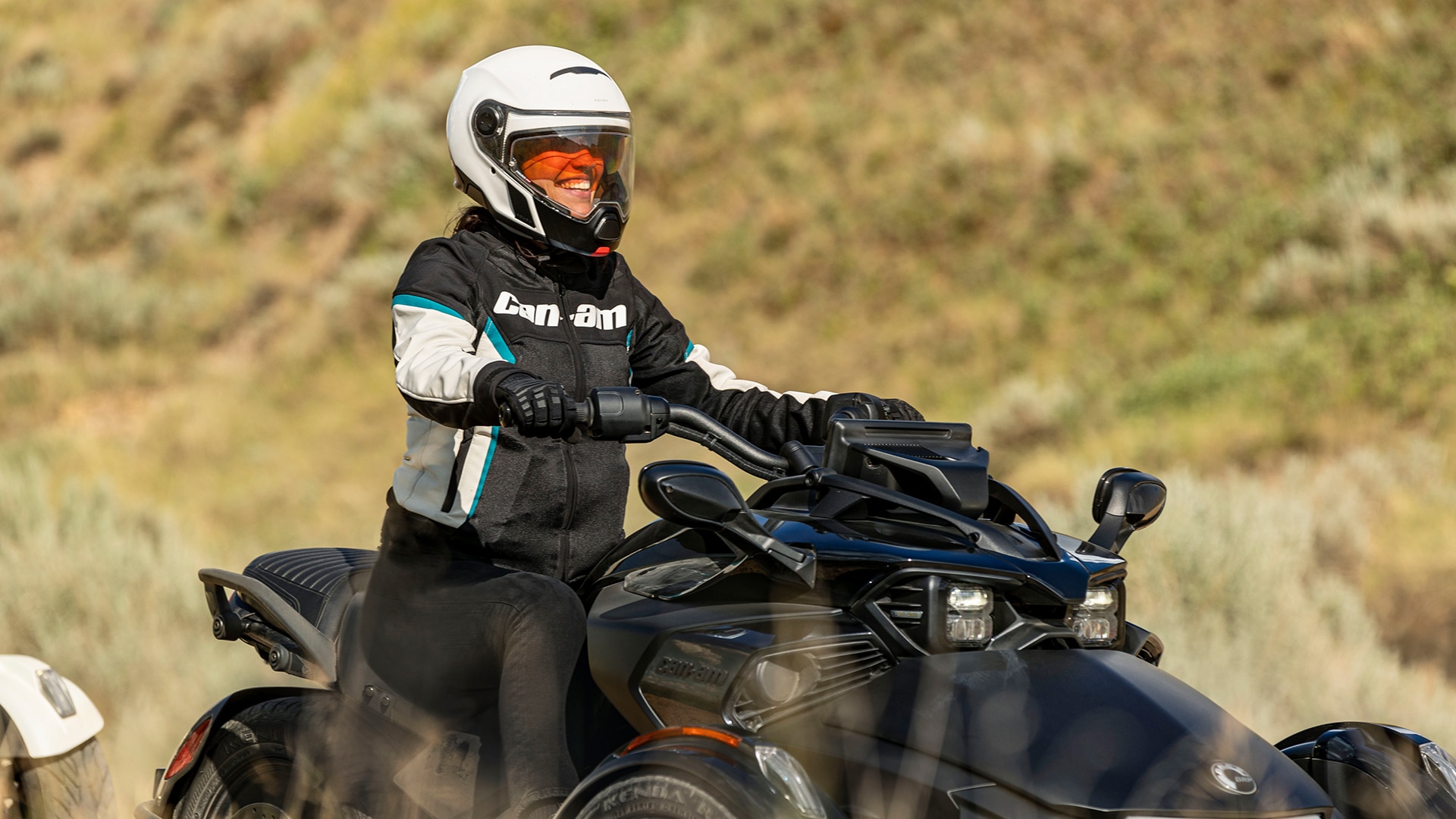 Donna in sella a Can-Am Spyder F3 2024
