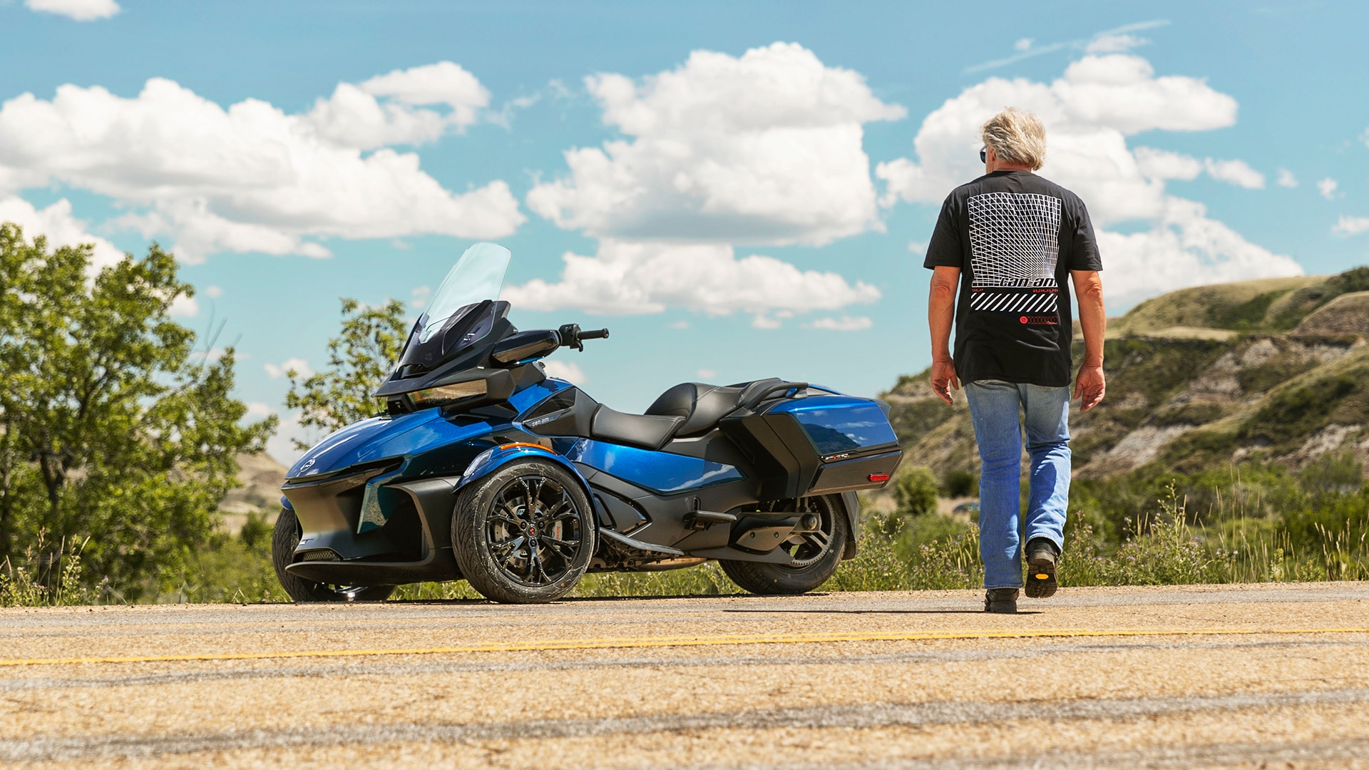 Mann geht zu seinem dreirädrigen Can-Am Spyder RT-Motorrad