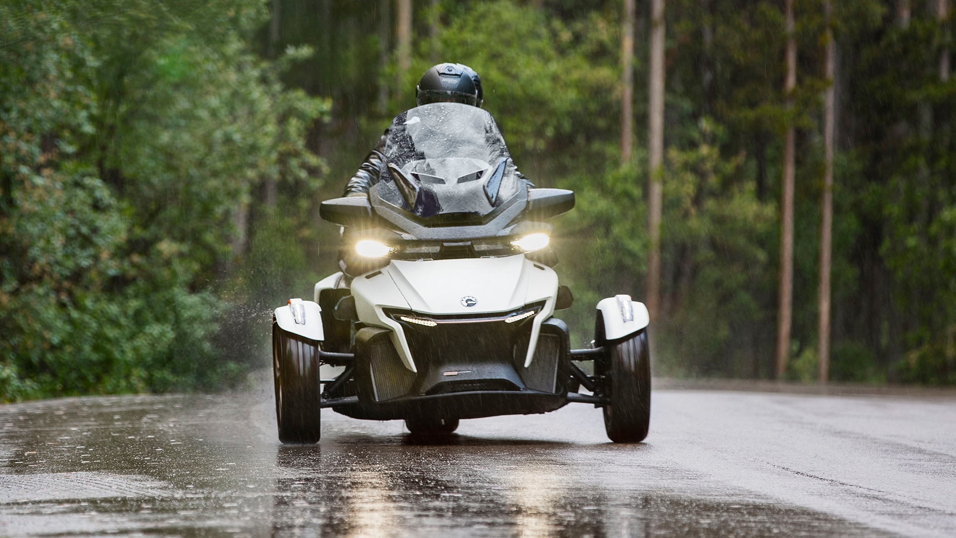 Can-Am Spyder RT rijdend in de regen