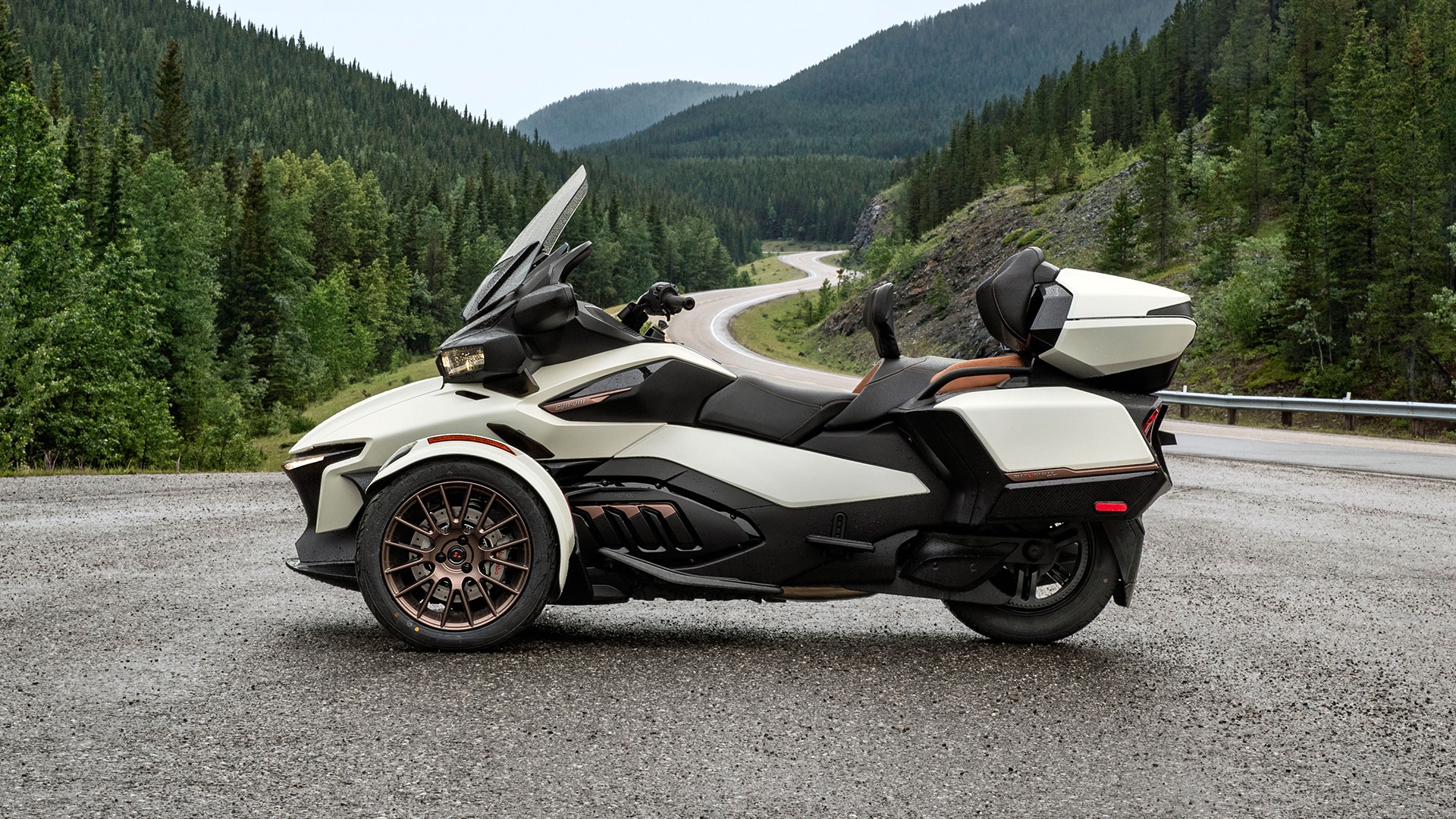 Sideshot photo of the new 2024 Can-Am Spyder RT