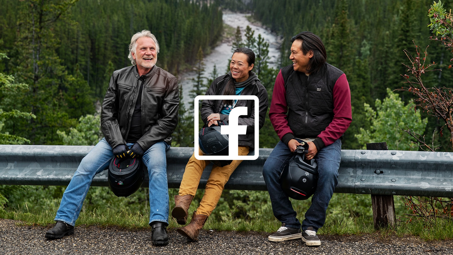 Trois personnes riant et parlant avec un logo Facebook sur l'image