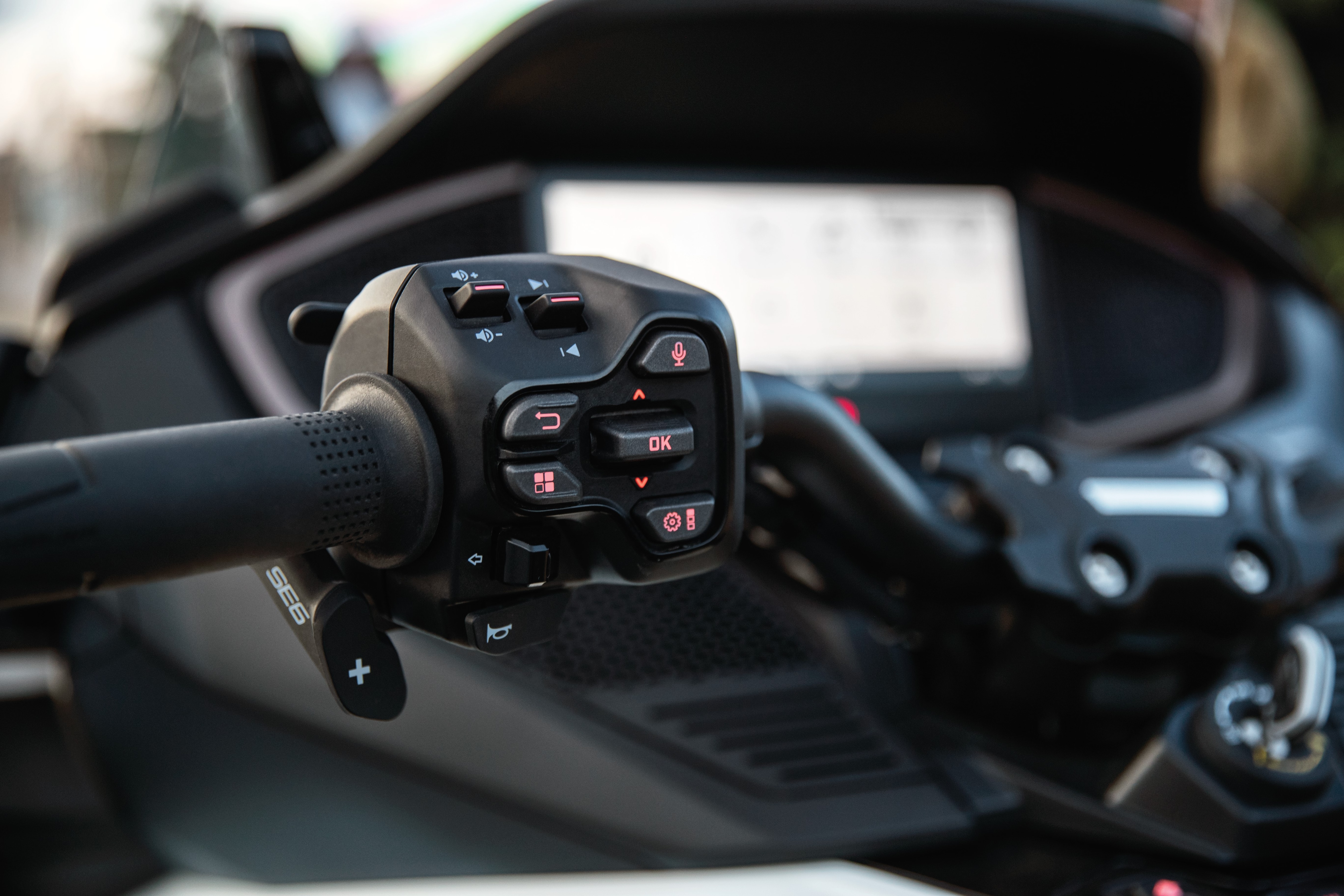 Vista dal posto di guida della console di un veicolo Can-Am Spyder con modalità ECO Smart Assist attivata.