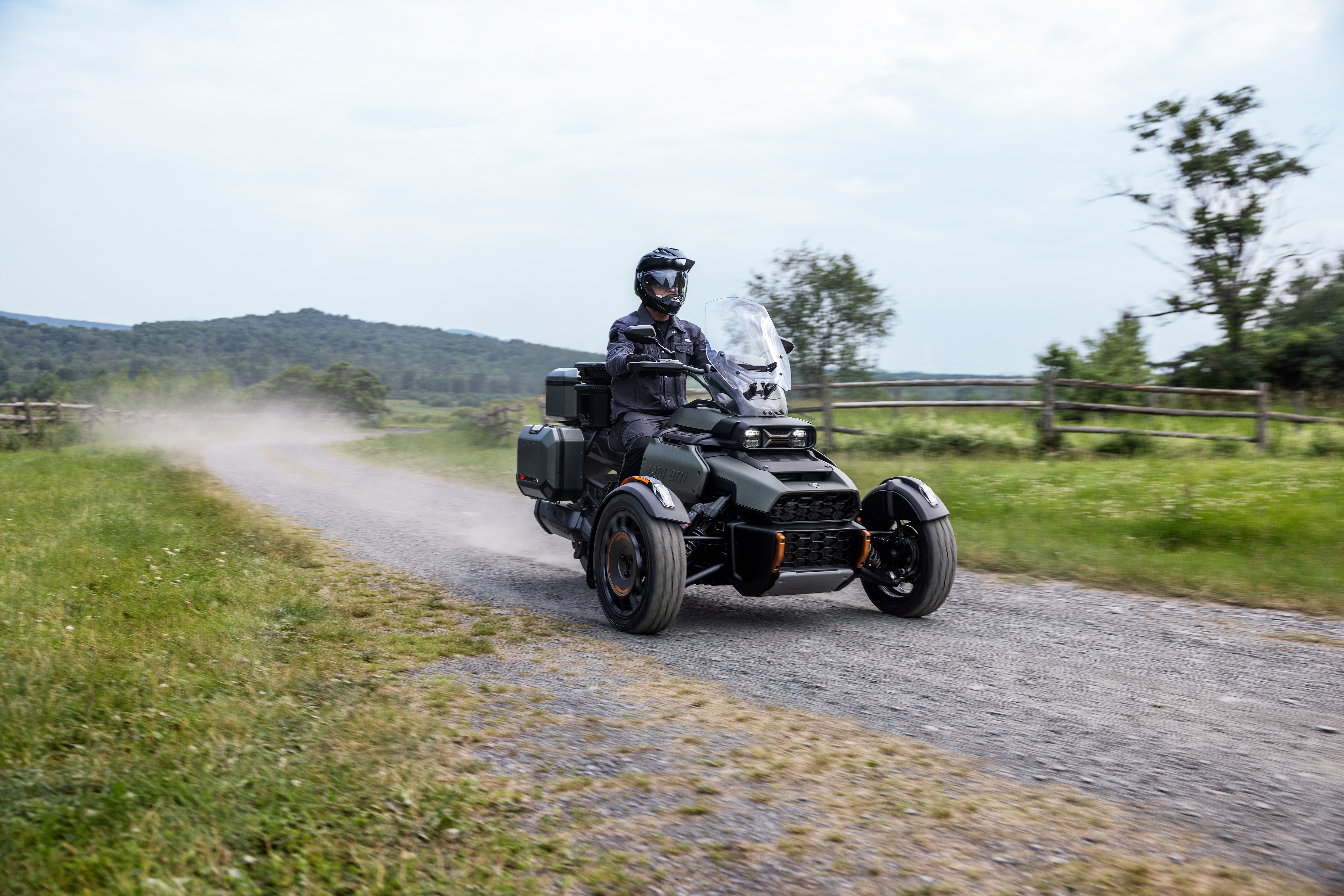 Un pilote conduisant la toute nouvelle moto Can-Am Canyon sur une route non-pavée