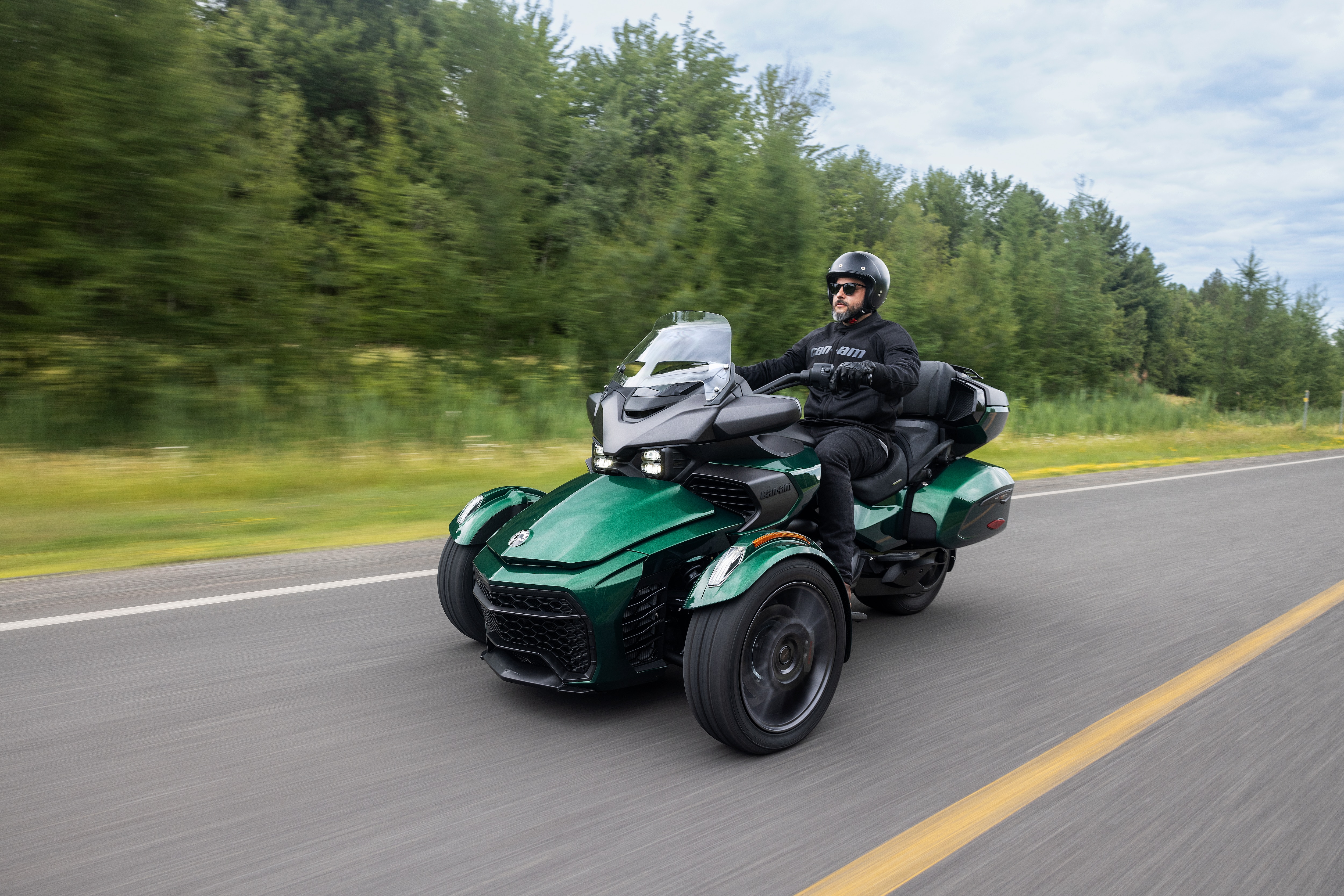 Un conducteur de Can-Am Spyder F3 sur une route pavée