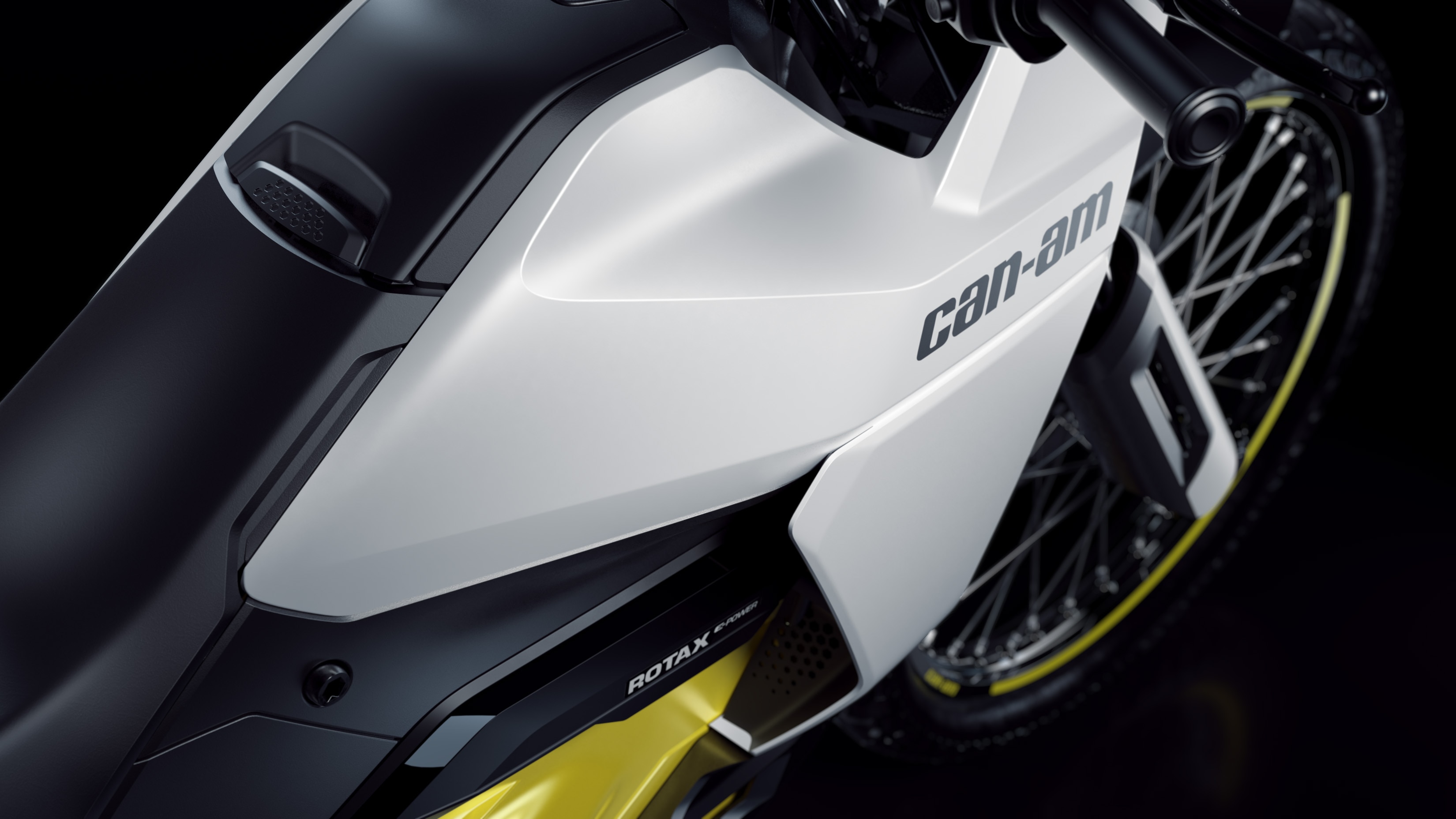 Zoom sul cofano della motocicletta Can-Am Origin
