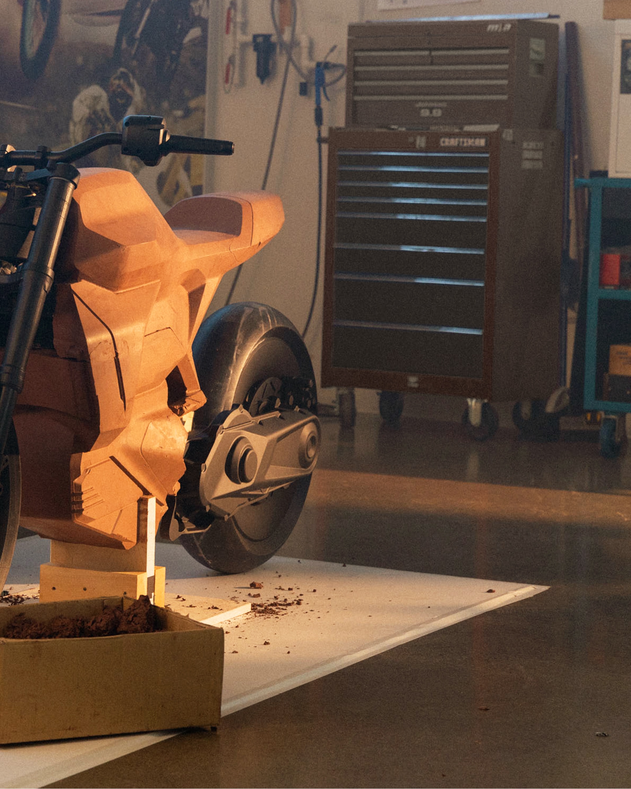 Ingeniero tallando un modelo de arcilla de una motocicleta Can-Am