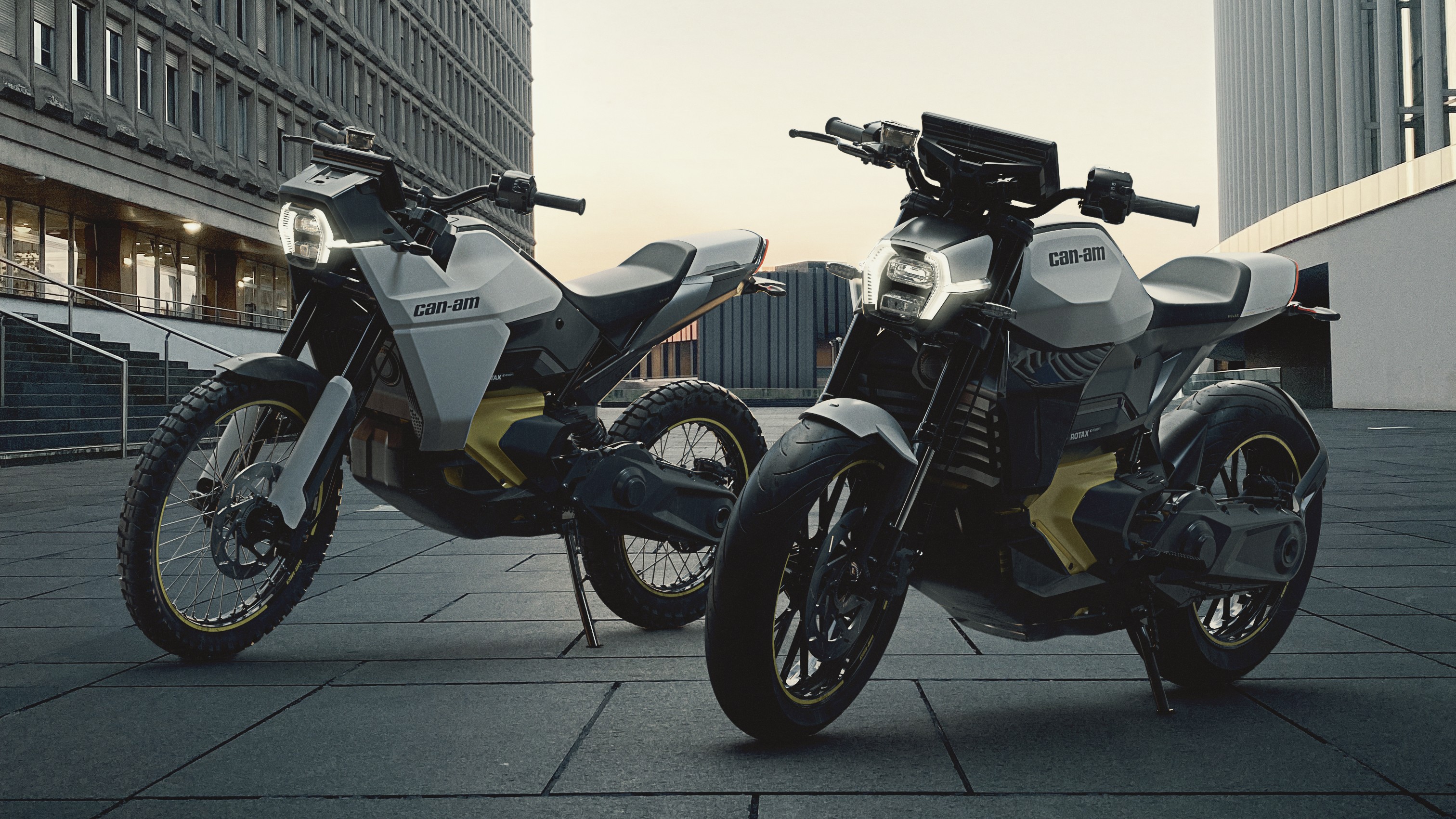 Dos motos eléctricas en la ciudad