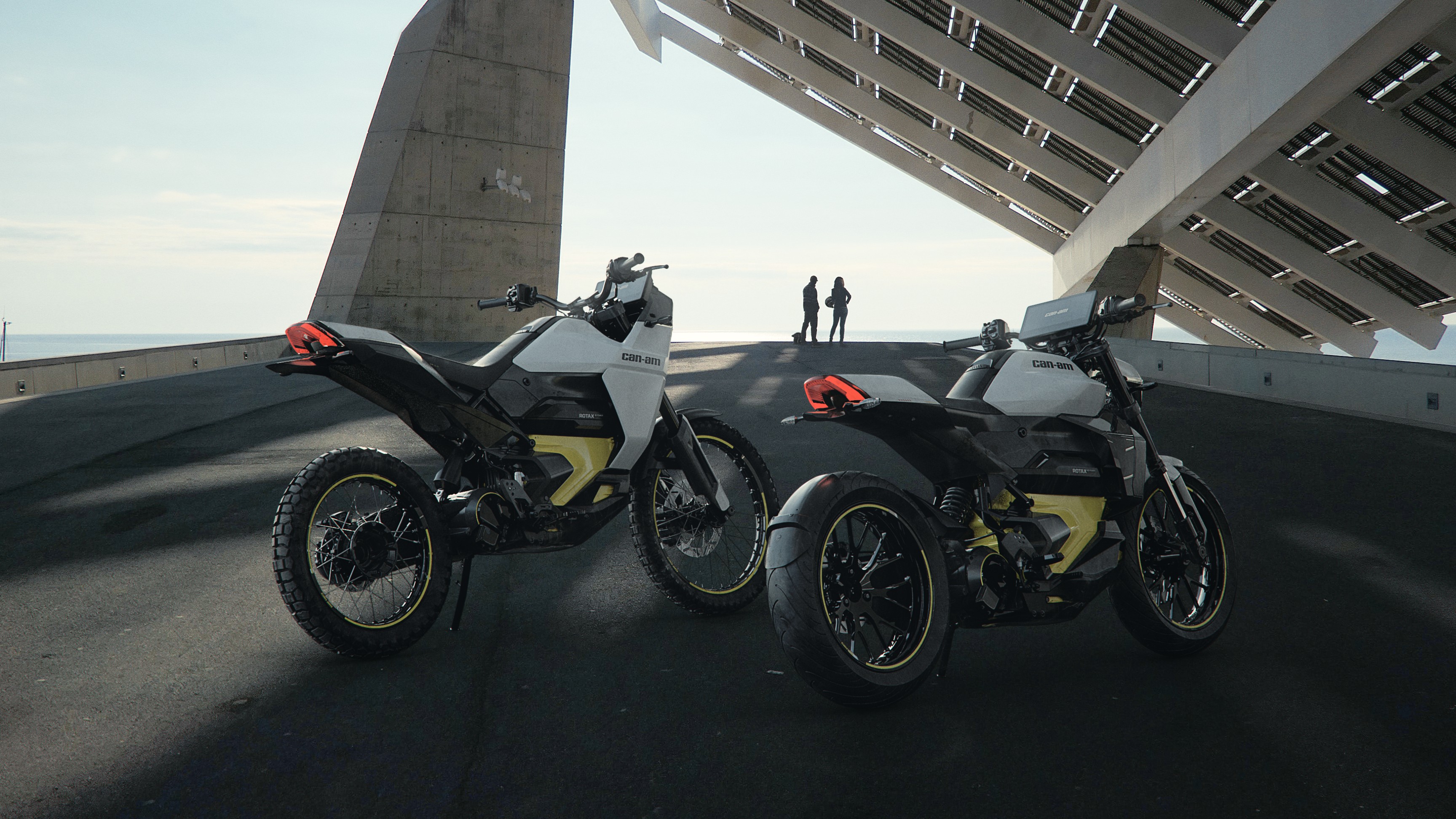 Motocicletas eléctricas Can-Am Origin y Pulse envueltas en nuestro diseño especial de 50 aniversario.