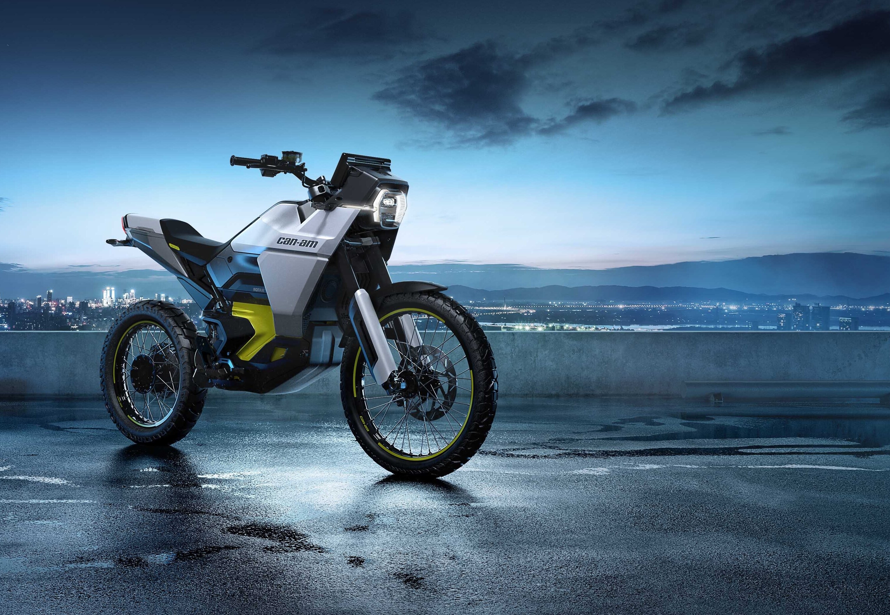 Can-Am Origin, motocicletta elettrica dual sport in posa con la città sullo sfondo