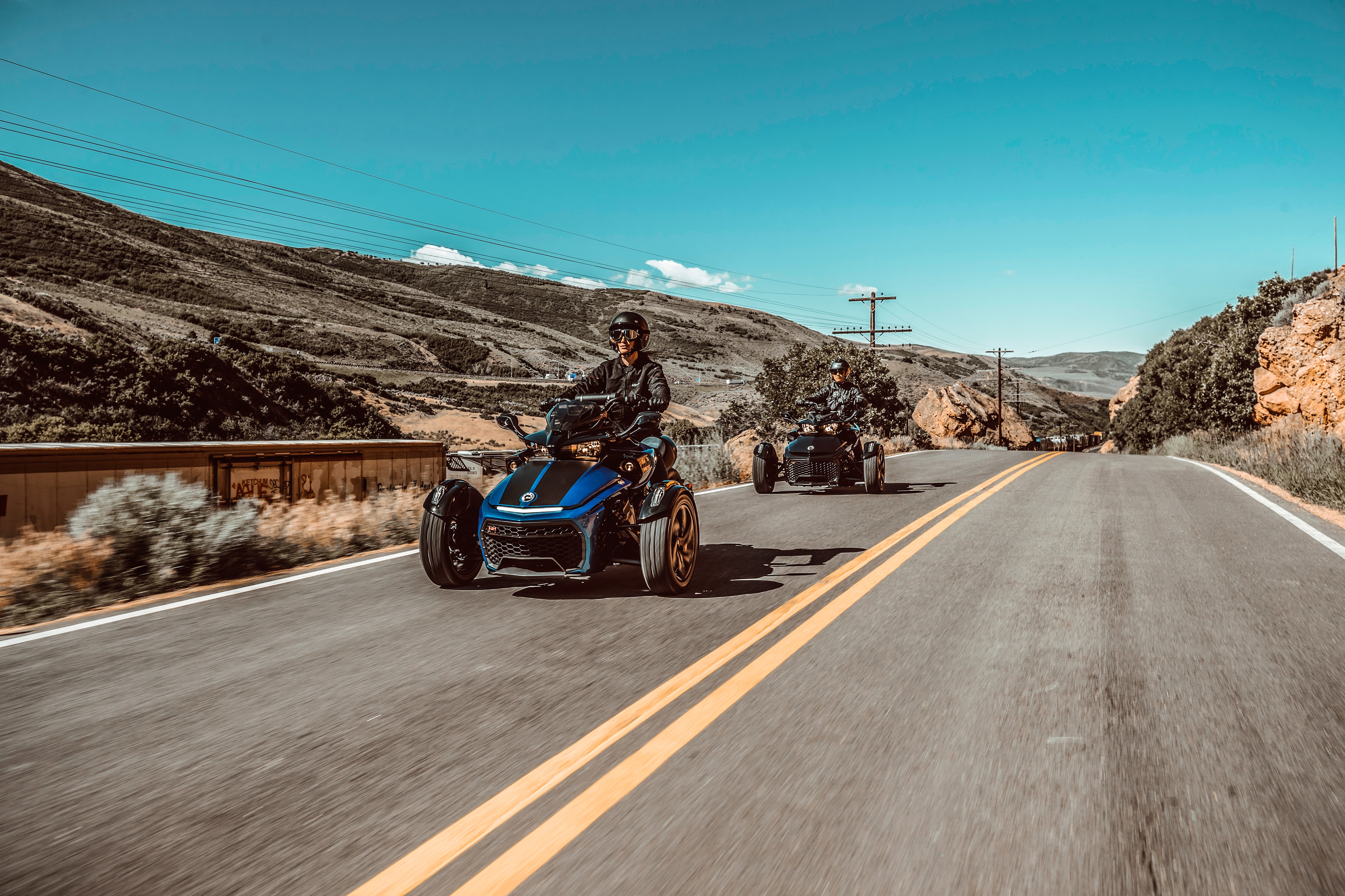 Amigos pilotando na estrada seus veículos Can-Am Spyder